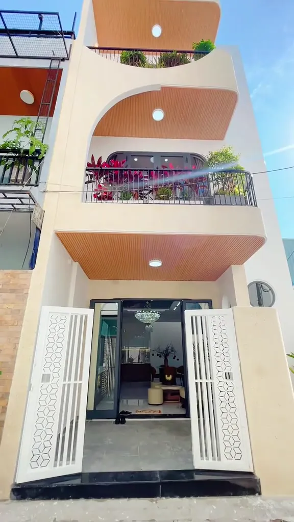 Nhà phố trắng ban công bo cong