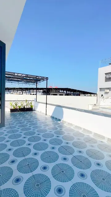 Nhà phố trắng ban công bo cong — 6